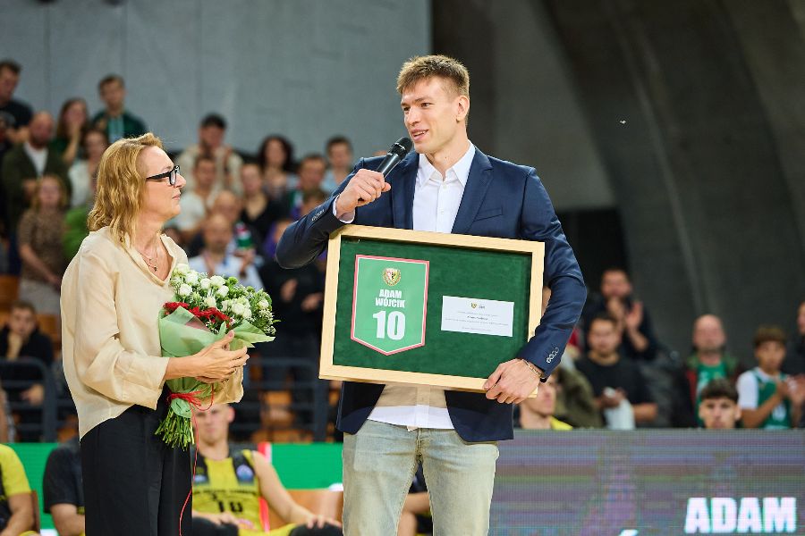 Jarosław Zyskowski, pięciokrotny mistrz kraju ze Śląskiem Wrocław, postanowił skomentować okoliczności ceremonii honorowania legend Mieczysława Łopatki i Adama Wójcika. 

"Zaproszenia nie dostałem. Do szefów klubu mam siedem uwag" – pisze #plkpl 

CZYTAJ: super-basket.pl/zyskowski-jak-…