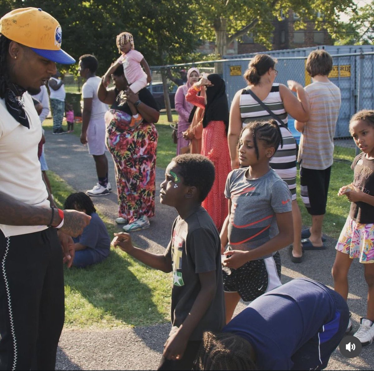 StevieJohnson13's tweet image. ClubHBHF teamed up with YMCA-Buffalo Niagara to provide resources for 1000+ of our young brothers and sisters. #HandleBizHaveFunRepeat