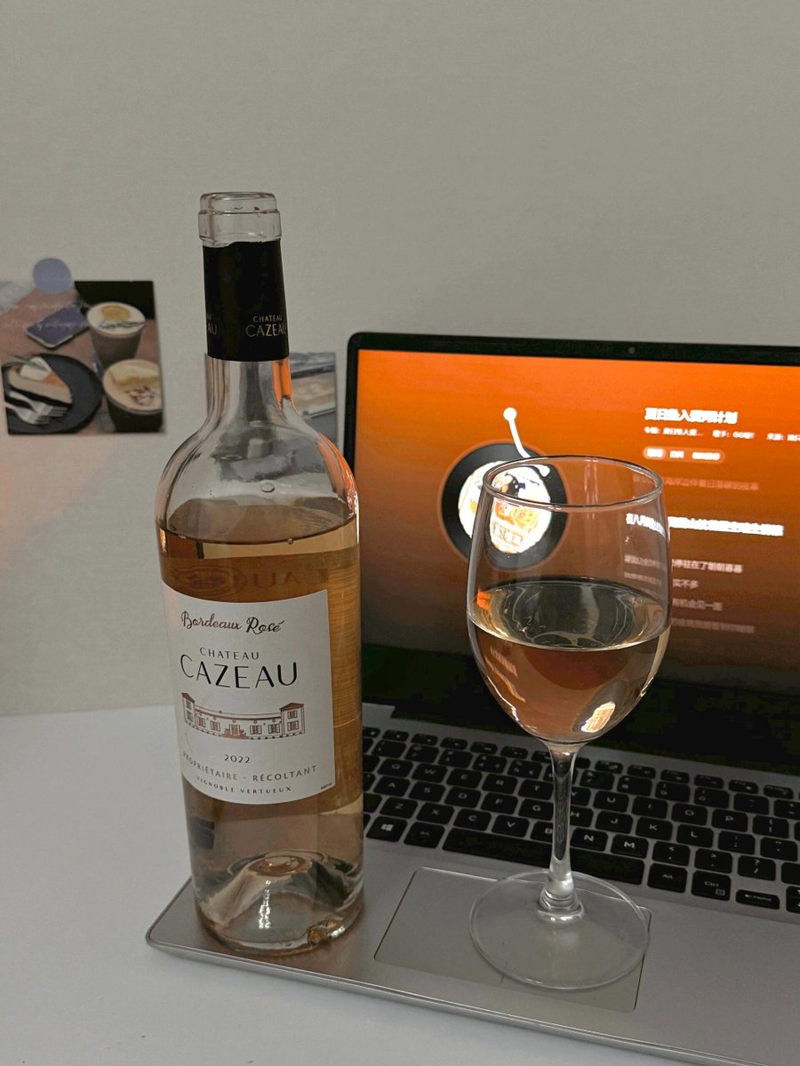 薫りのある柔らかい明かりの下につける
音楽を聴きながら一杯飲むのはとても心地よい