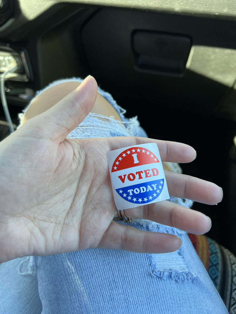 Roxi ☮️ tweet media