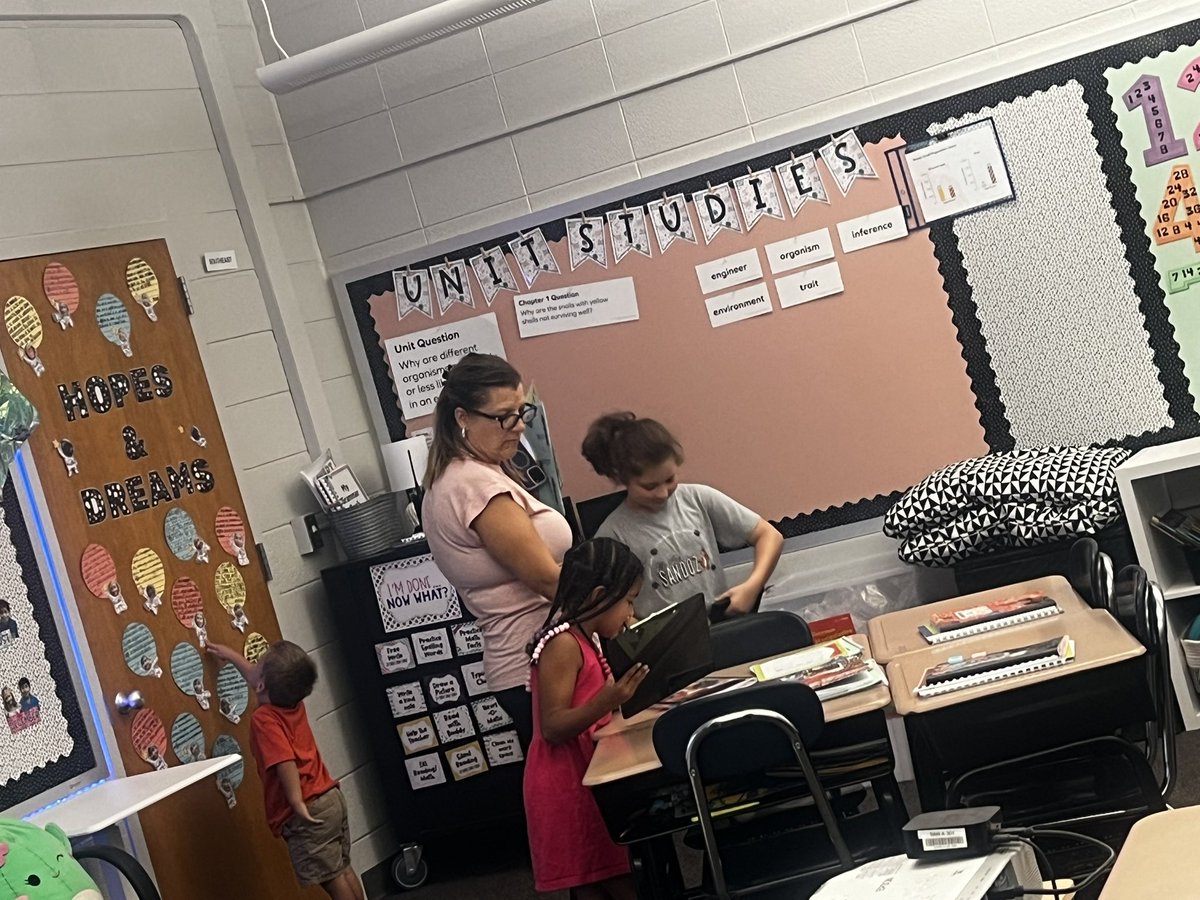 Roh3rdgrade's tweet photo. We had a great turn out at our Open House  this past month! @Room301 @sandoztigers @MillardPS @MPSElemEd https://t.co/NPliIj5Dp5