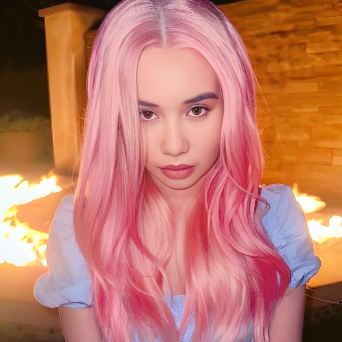 lalisatto's tweet photo. Rapper Lil Tay defending LISA from hate comments on her Instagram Post 🩷 https://t.co/I8eA7CScya