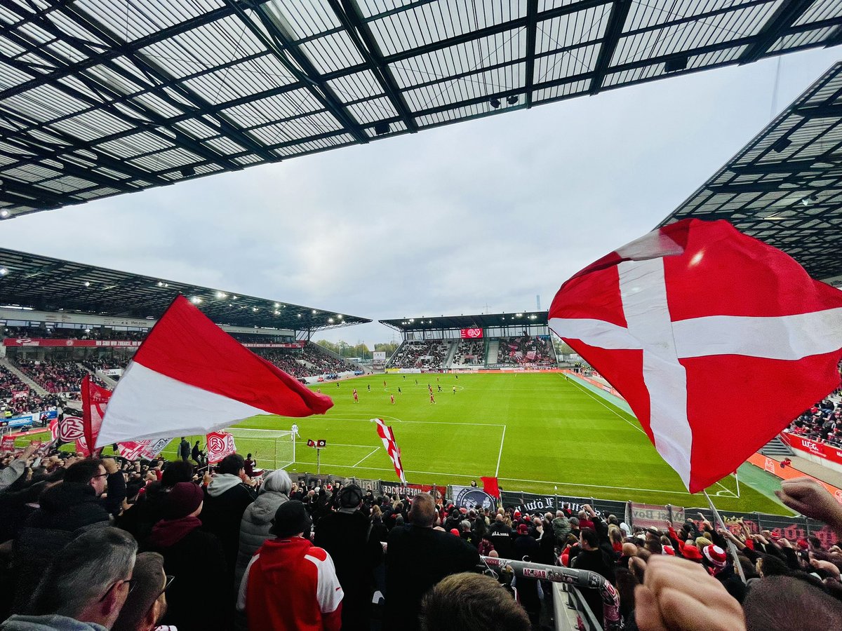 Was für wunderbare Fußball-Tradition an der Hafenstraße <a href="/rot_weiss_essen/">Rot-Weiss Essen</a> erfolgreich gegen <a href="/Nur_Energie/">FC Energie Cottbus</a>  #fussball #3.Liga #Essen #RotWeissEssen #fussball