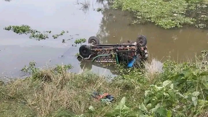 নওগাঁয় গরু বহনকারী গাড়ী উল্টে নিহত এক আহত ৩