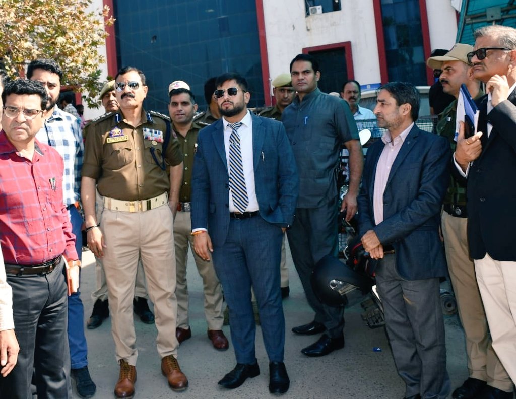 DioRajouri's tweet photo. DC Abhishek Sharma chairs meeting to tackle traffic issues &amp; boost facilities at GMC #Rajouri. Key directives include dedicated parking &amp; pedestrian zones, streamlined parking for staff, ambulances, and public at GMC.
Enforcement agencies to implement orders on ground.
@diprjk https://t.co/5MCnm5dljv
