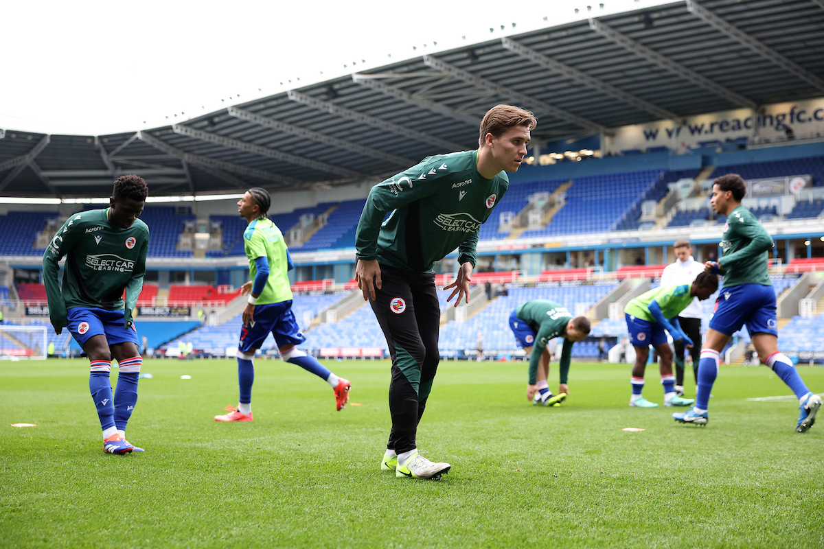 ReadingFC's tweet photo. Final preparations. ✅

Kick-off, next. 

#REAFLE | #ReadingFC https://t.co/ylzr4rx5ao