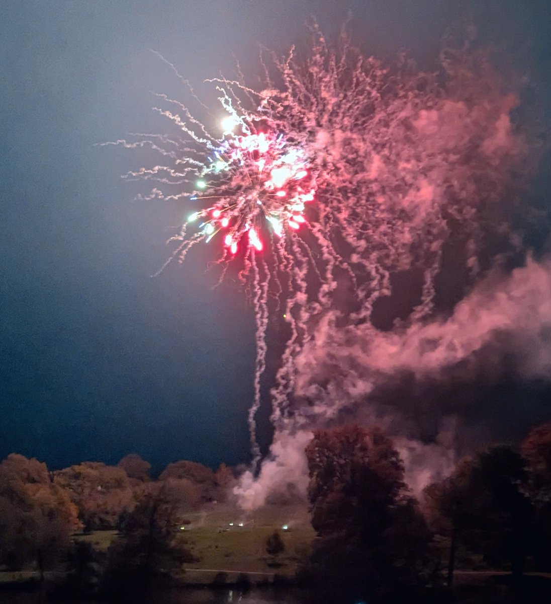 Tunbridge Wells Events π (@tw_events) on Twitter photo A photo from <a href="/RTW_Round_Table/">RTW Round Table</a> fireworks at Dunorlan tonight. I know some people don't like fireworks but it is a very popular event, especially on a mild night like tonight A photo from <a href="/RTW_Round_Table/">RTW Round Table</a> fireworks at Dunorlan tonight. I know some people don't like fireworks but it is a very popular event, especially on a mild night like tonight
