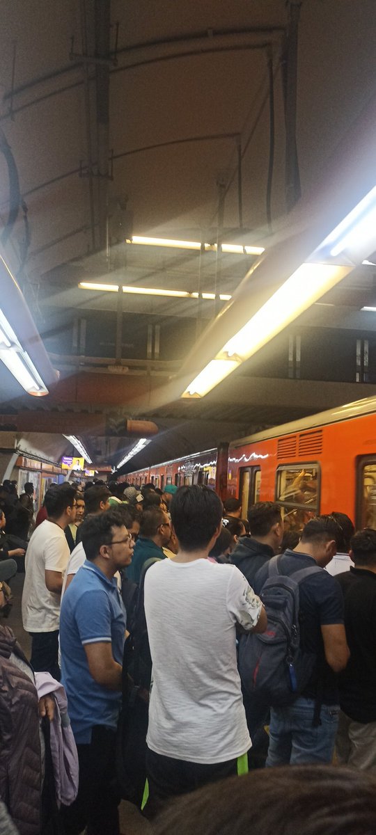 maraof's tweet photo. @MetroCDMX , para no variar falla en estación auditorio dirección barranca del muerto, nos bajan sin decir nada https://t.co/UegDy18UU8