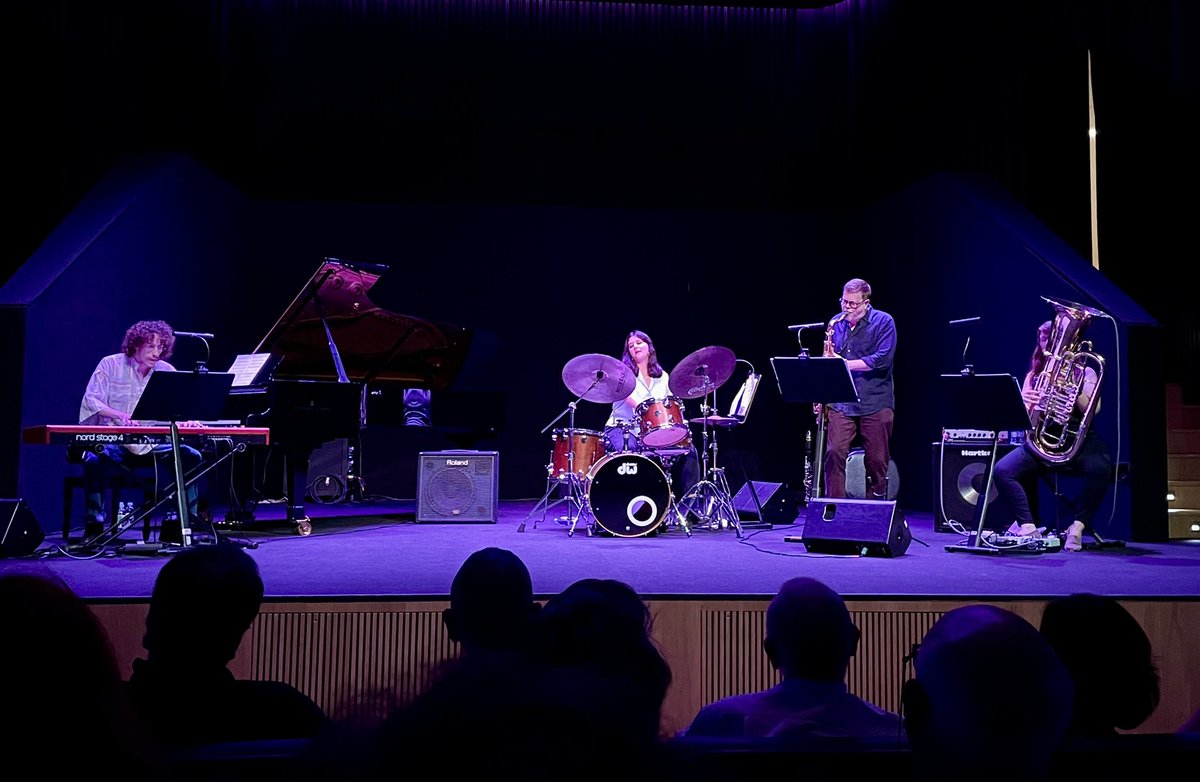 YahveMC's tweet photo. Me alegró mucho volver a ver a #KenVandermark en directo anoche, hacía mucho tiempo que no lo hacía. Tengo una relación muy estrecha con su música desde hace décadas, y he tenido la oportunidad de verlo en numerosas ocasiones, siempre con proyectos diferentes, como este
(1/2) https://t.co/xLW2gSenKN