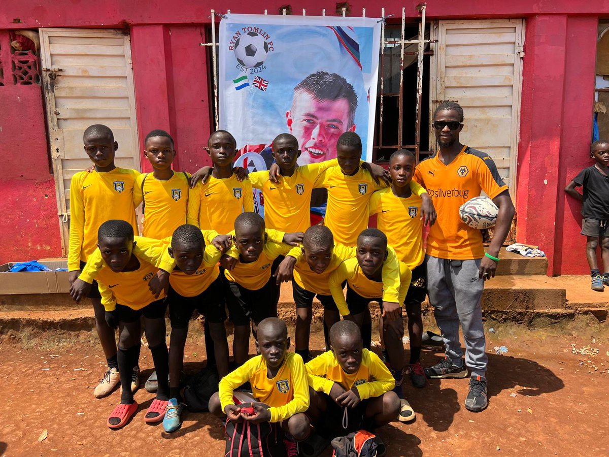 KitAid's tweet image. Some very poignant pictures as Josiah King honours his best friend, Ryan Tomlin from #HemelHempstead who sadly lost his life in Afghanistan in 2012
Thanks to @HarvestersFC for the kit which is now in #SierraLeone
@HertfordshireFA