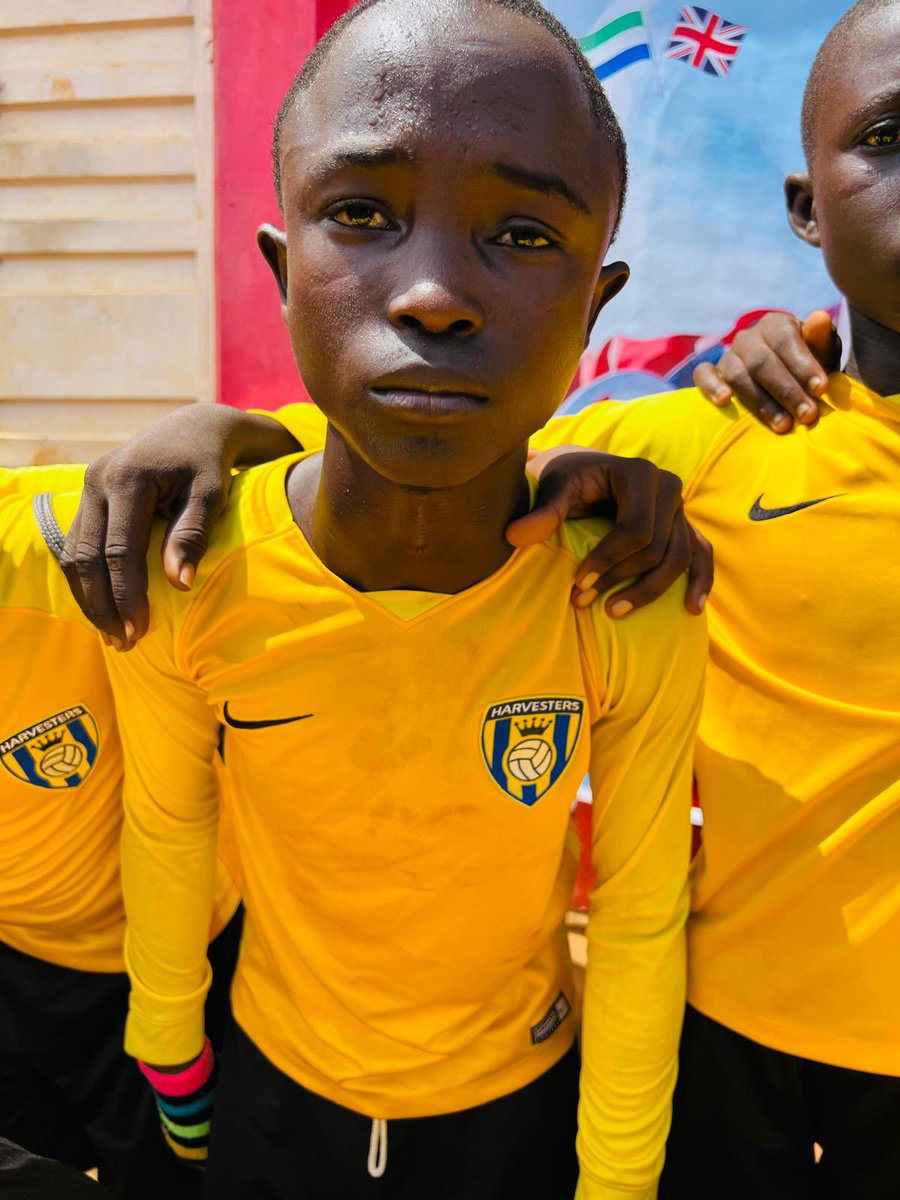KitAid's tweet image. Some very poignant pictures as Josiah King honours his best friend, Ryan Tomlin from #HemelHempstead who sadly lost his life in Afghanistan in 2012
Thanks to @HarvestersFC for the kit which is now in #SierraLeone
@HertfordshireFA