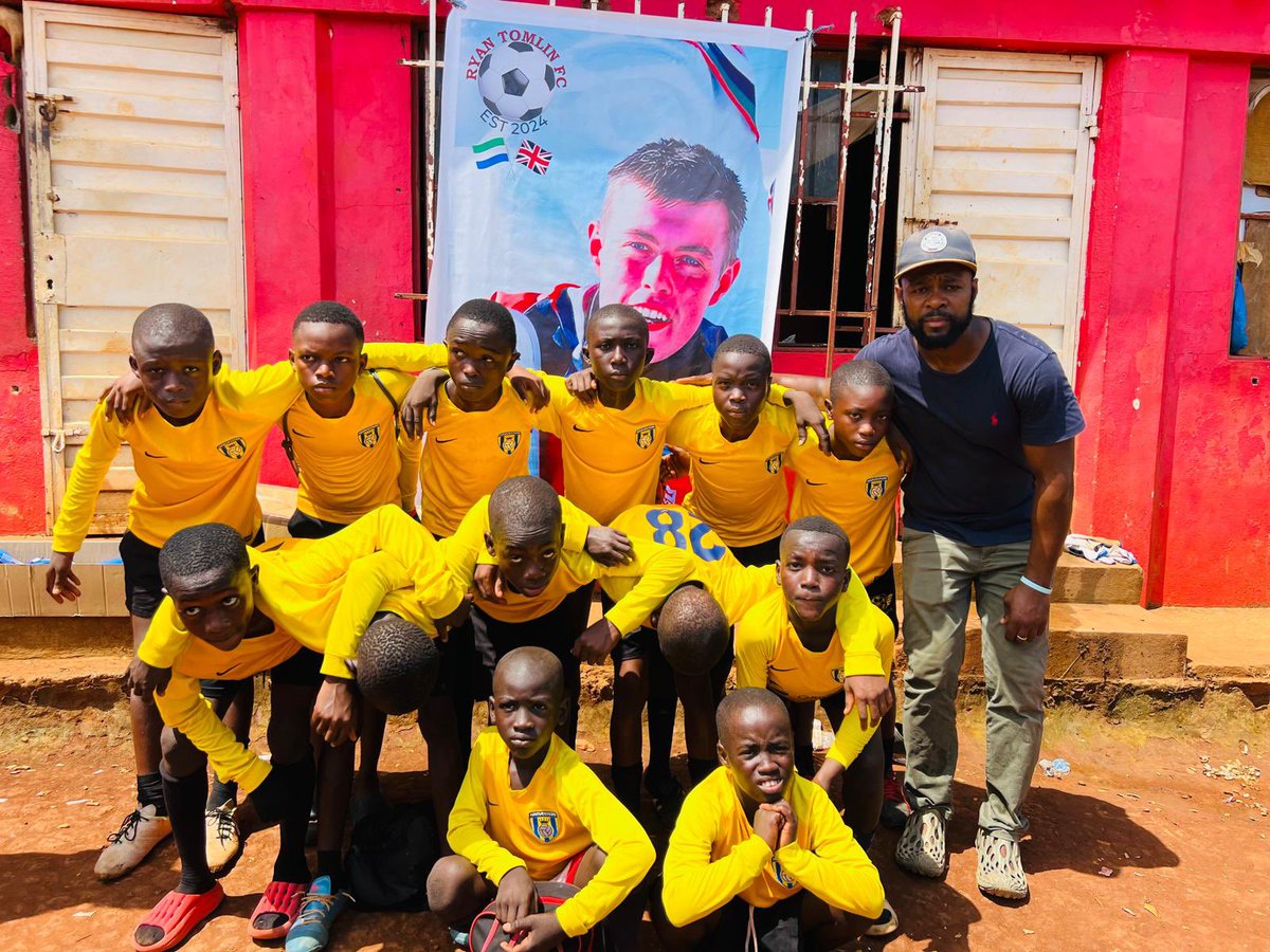 KitAid's tweet image. Some very poignant pictures as Josiah King honours his best friend, Ryan Tomlin from #HemelHempstead who sadly lost his life in Afghanistan in 2012
Thanks to @HarvestersFC for the kit which is now in #SierraLeone
@HertfordshireFA