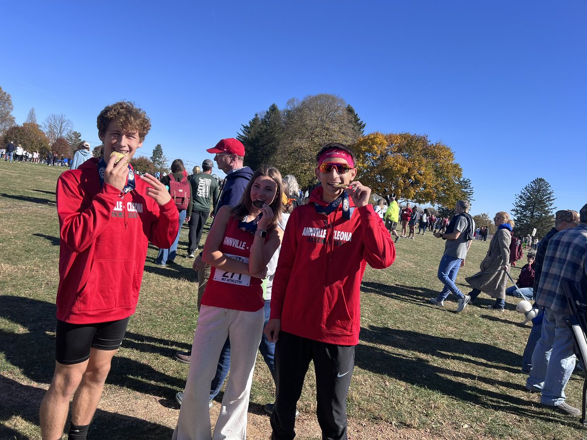 acxcdutchmen's tweet photo. What a beautiful day to end our XC Season! Mackenzie Stellmach earns her first Ind’l State Medal with a 14th Place Finish, Oliver Funck earns his second Ind’l State Medal with an 18th Place Finish, and Landon Hostetter earns his THIRD Ind’l State Medal with a 21st Place Finish!! https://t.co/aCWcTSjZ1o