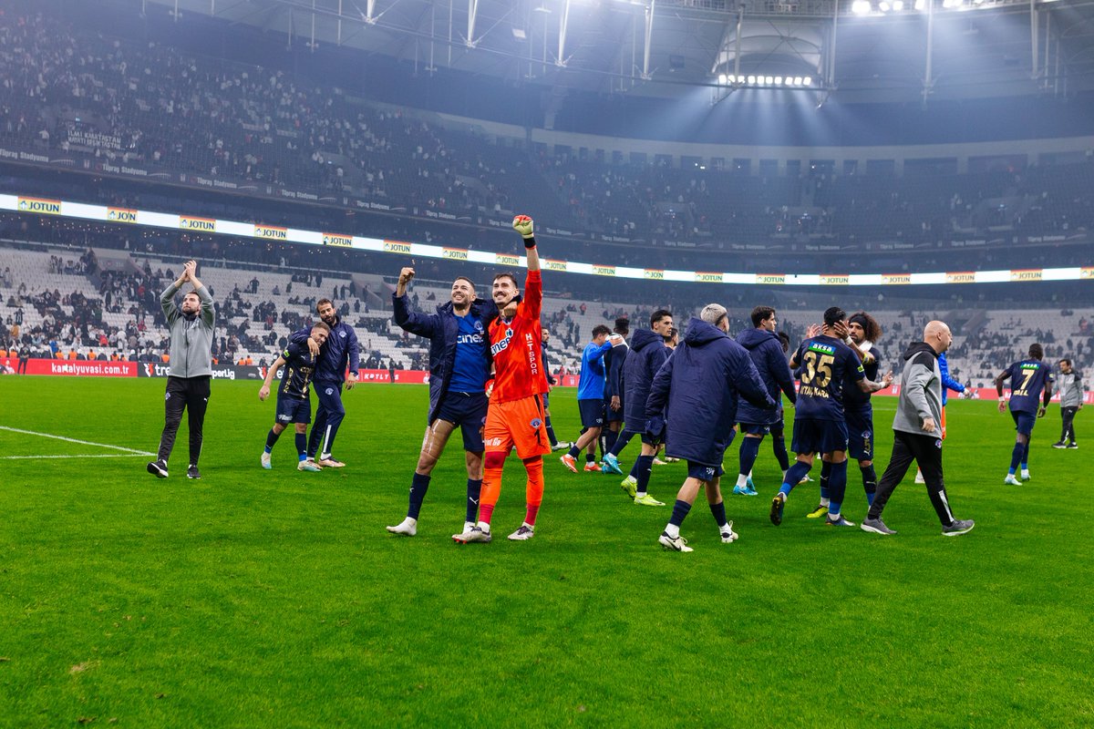 Bizi yalnız bırakmayan BÜYÜK KASIMPAŞA TARAFTARI! ⚪🔵

#SEMTAŞKI