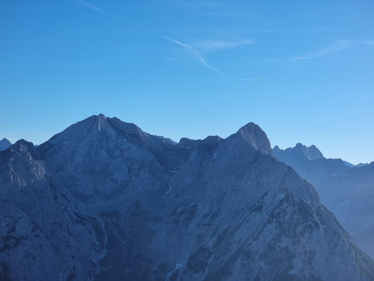 la_ontel's tweet photo. Auf der Fleischbank (2028m, 15:00) im #karwendel: Kreuz vor dem Schafreuter, der Norden in Wolken, Laliderer und Risser Falk, Birkkarspitze. https://t.co/Bga8Zd14XW