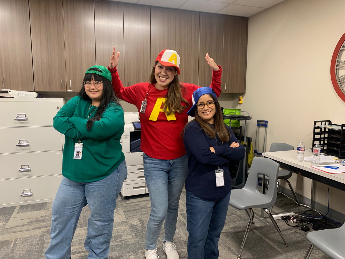 MrsBell00's tweet photo. Hudson teachers and staff joining in on the Halloween fun 🎃. https://t.co/krbOUZVZOn