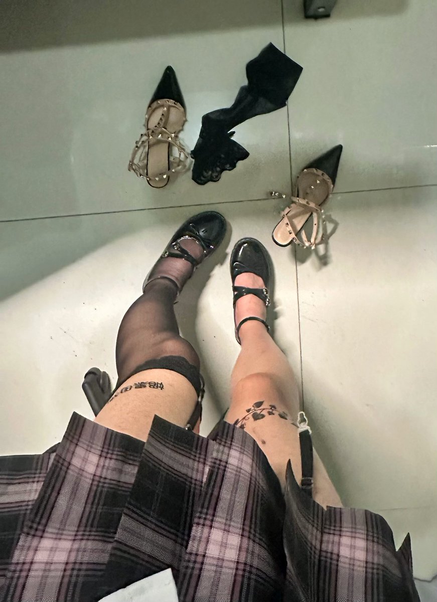 换上平底鞋世界上最幸福的事😭😭
（甚至有点不适应，真是下贱的母狗啊