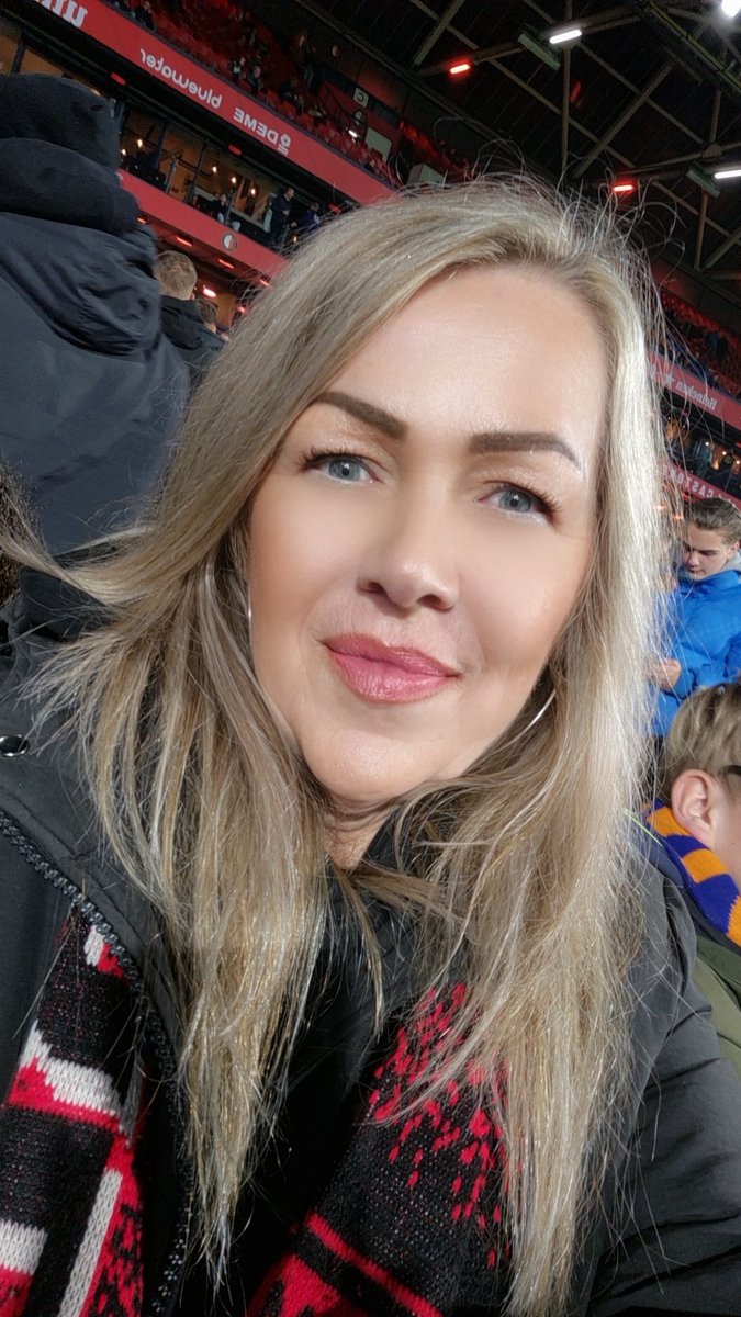 marialena1st's tweet photo. We zijn er #wijzijneraltijd #VatasLocas #W4 #FEYaz #deKuip #handinhandkameraden🔴⚪ #watgaanwedoenvandaag ##nietsissterkerdandatenewoord ##FEYENOORD https://t.co/dXq9l4ri6T
