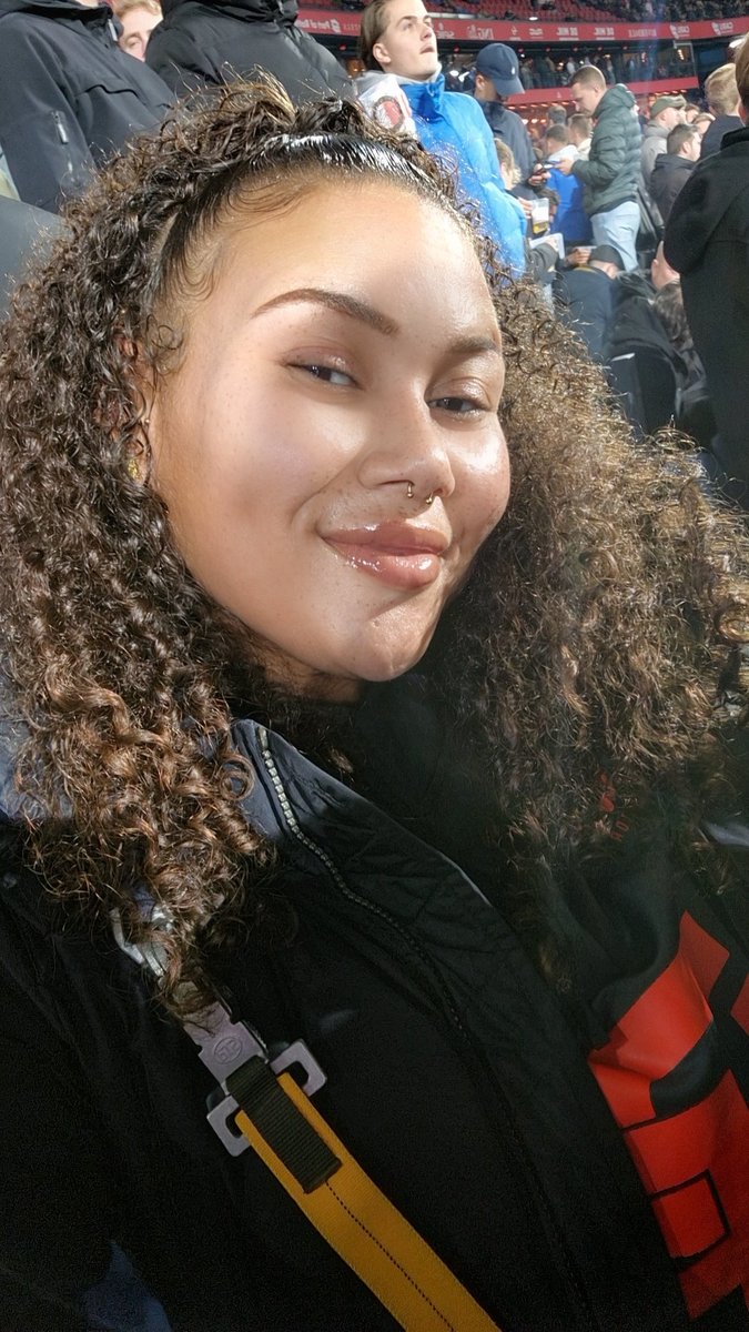 marialena1st's tweet photo. We zijn er #wijzijneraltijd #VatasLocas #W4 #FEYaz #deKuip #handinhandkameraden🔴⚪ #watgaanwedoenvandaag ##nietsissterkerdandatenewoord ##FEYENOORD https://t.co/dXq9l4ri6T