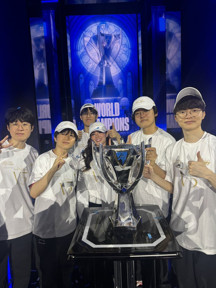 ChrissyCostanza's tweet photo. CONGRATULATIONS T1!!!! I got to lift the trophy! ♥️ https://t.co/JxyCXBPo3e