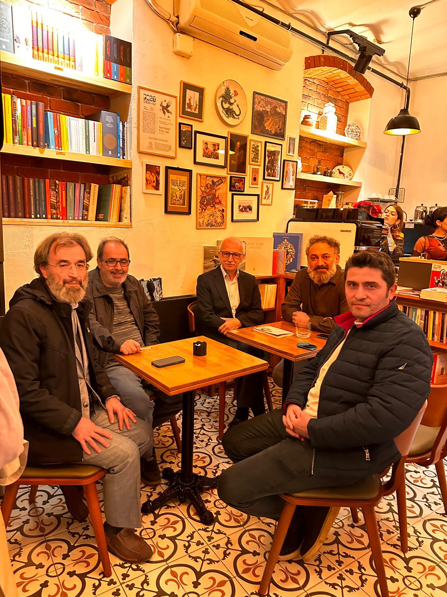 selyusuf's tweet photo. Bu akşam güzel bir buluşma oldu dostlarla Üsküdar’da. Sevgili @aykutertugrul ‘un mekânını açtık. Burası hem kahve hem de güzel bir edebiyat buluşmalar mekanı olacak. Bu arada çok sevdiğim şair Hüseyin Atlansoy’la dünya gözüyle ilk karşılaşmamızdı. Post Ofis’e başarı dilekleriyle. https://t.co/eb30k7aCWs
