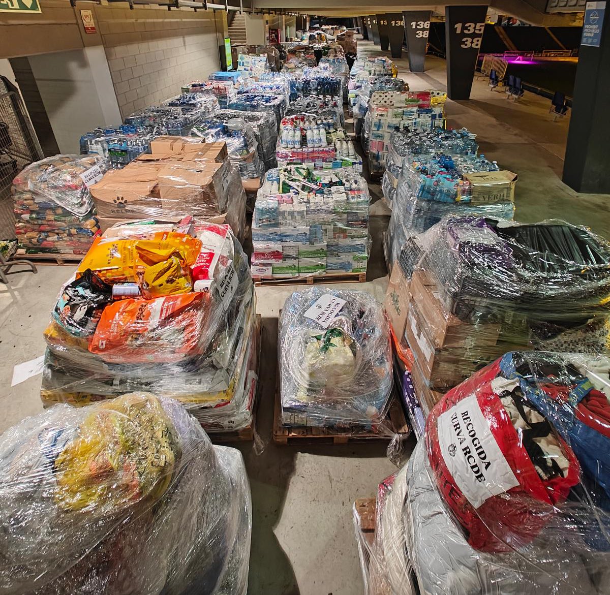 ℹ️ Informem que dilluns surten 4 tràilers cap a València. 

Gràcies a tots els que han col·laborat en la recollida de materials per als damnificats de la #DANA. 🤍💙

Recordem que <a href="/CurvaRCDE/">Curva RCDE</a> i l’#RCDE 𝐝𝐨𝐧𝐞𝐦 𝐩𝐞𝐫 𝐭𝐚𝐧𝐜𝐚𝐝𝐚 la recepció de donacions.