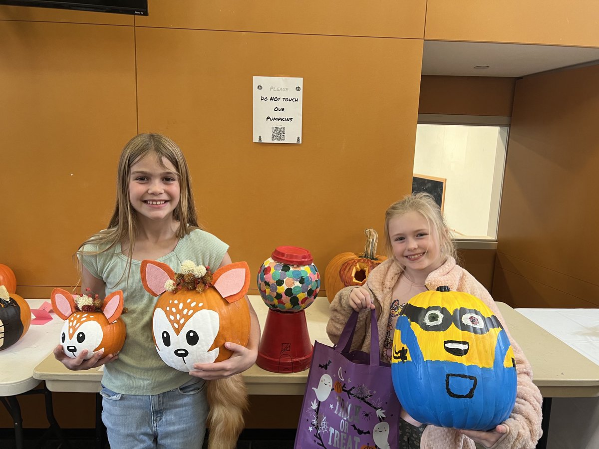 DDelaney05's tweet photo. Annual 5th grade pumpkin decorating contest 2024!🎃👻⁦@MWSchool⁩ ⁦@WoburnSchools⁩ https://t.co/KAVjKDyyOV