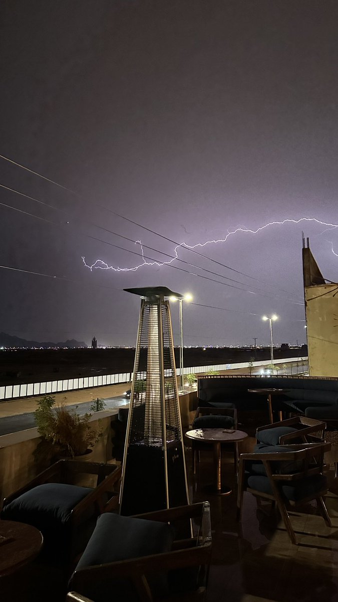 قلبي كلما رف السحاب يحن
تقل خِيطت بروقه في شراييني
<a href="/aljamal__/">جمال الشمري</a>