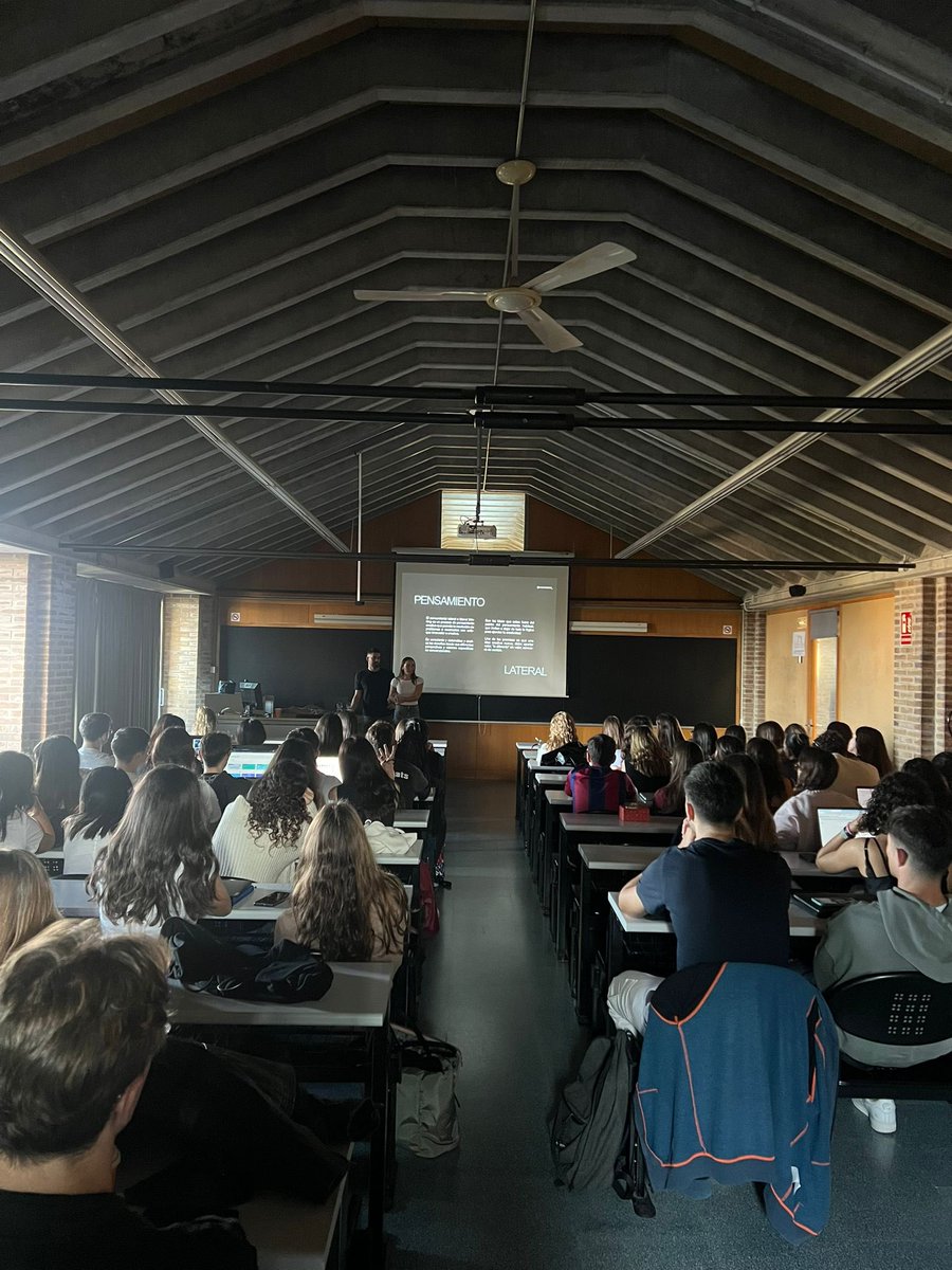 📸 Dijous passat, els alumnes de 3r de Publicitat i RRPP van rebre una visita especial de We Are Lateral !
 🎨 Andrea i Àlex van posar en pràctica el pensament lateral, ajudant els alumnes a desenvolupar idees creatives d’un briefing real. Una experiència inspiradora!