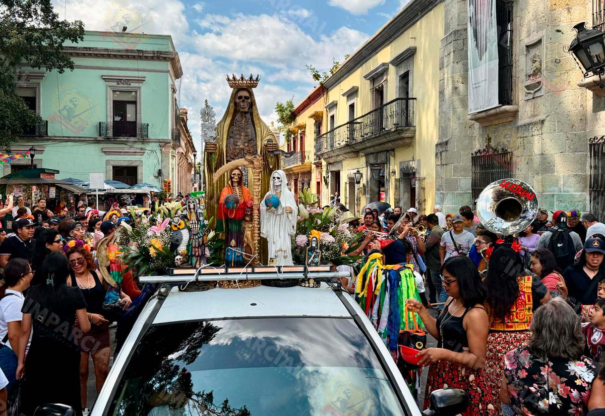 ImparcialOaxaca's tweet image. #Entérate | Celebran a la #SantaMuerte con calenda que recorre calles de la capital | #Oaxaca 

Vía Luis Cruz