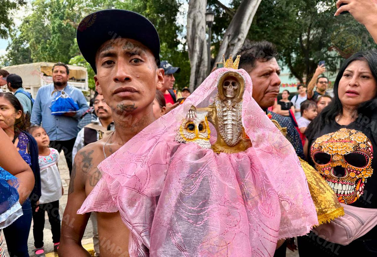 ImparcialOaxaca's tweet image. #Entérate | Celebran a la #SantaMuerte con calenda que recorre calles de la capital | #Oaxaca 

Vía Luis Cruz