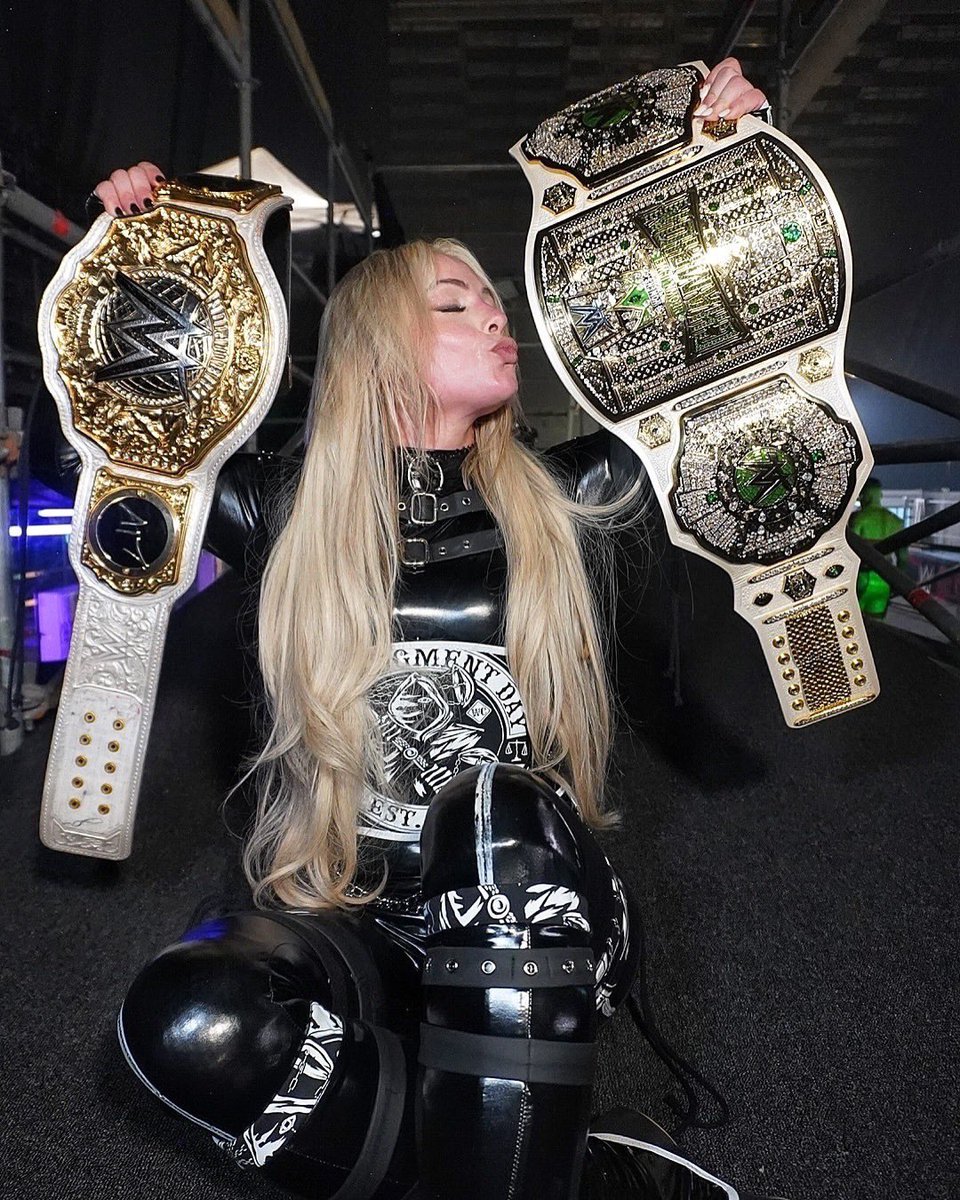 WWEDeutschland's tweet photo. ✨😘✨

@YaOnlyLivvOnce #WWECrownJewel https://t.co/ub7POh6dJ4