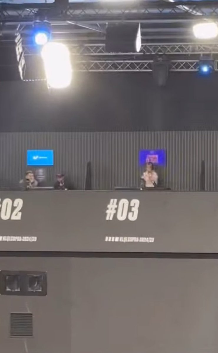 A ver, el palco de Perxitaa estaba justo al lado del de Gemita.
Puede ser que Auron sólo se haya sentado junto a ella a hablar.
Aunque es raro que no se haya quedado con Perxitaa para el partido de Troncas, si es la única razon por la que iría a la KL