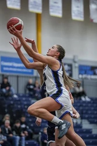 Harriette Mackenzie has been outed and attacked throughout her basketball career. Now the VIU star is speaking up.

thecanadianpressnews.ca/sports/b-c-tra…