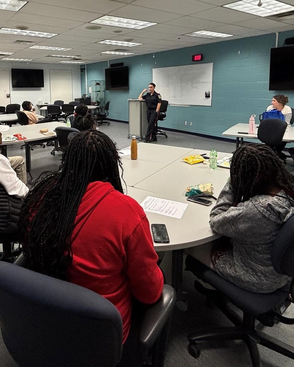 Showcasing yourself in resume format is critical to securing employment, particularly for youth preparing for their 1st job search. Thx to Cst. Vanessa McHugh &amp; Kate Johnston for sharing their recruiting expertise with <a href="/BonniesHP/">Bonnie's HorsePower</a> youth. @copsandkidsca <a href="/danos1978prp/">Inspector Peter Danos, Peel Police</a>