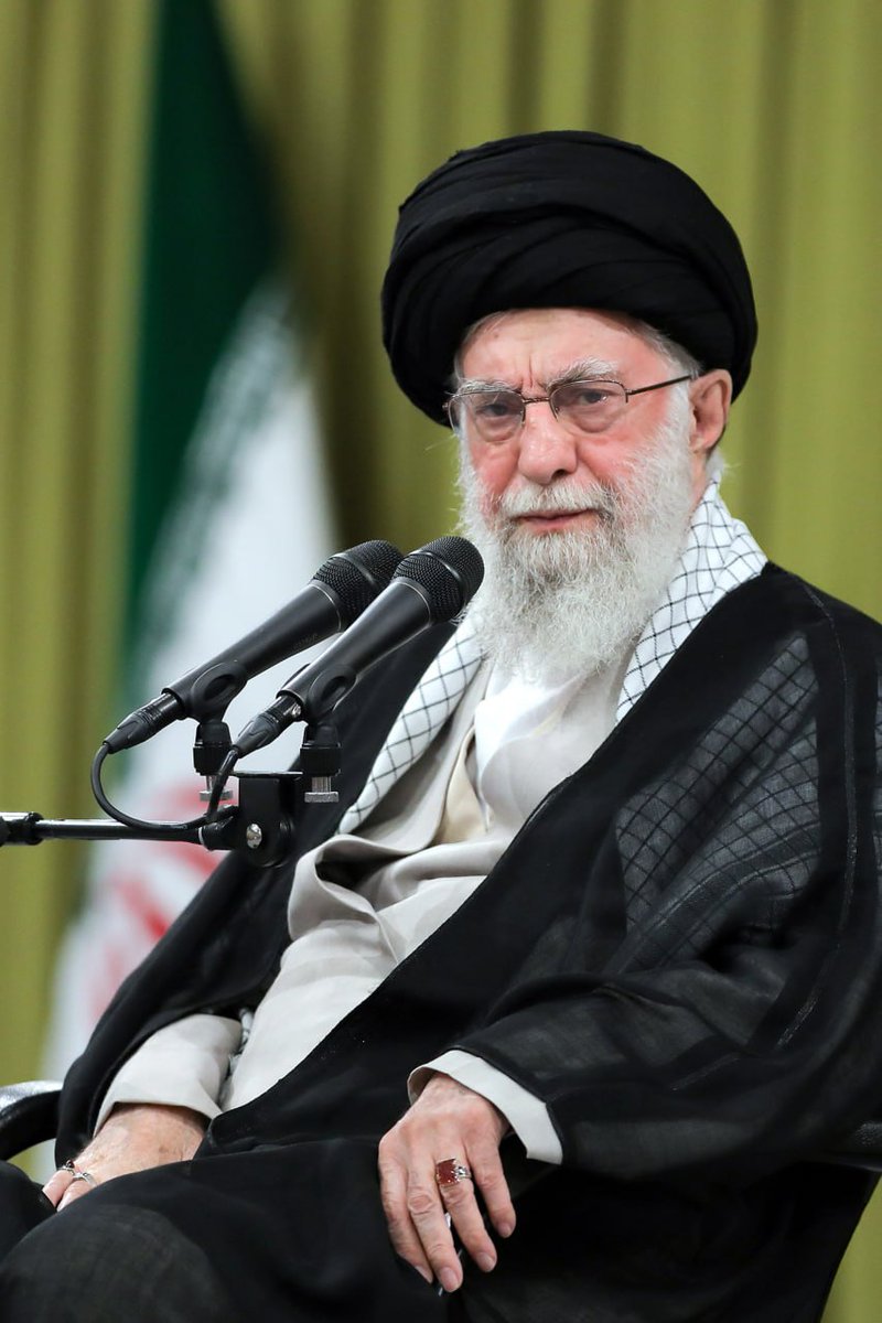 Khamenei_fa's tweet image. دشمنان ــ چه رژیم صهیونیستی، چه  ایالات متّحده‌ی آمریکا ــ در مقابل آنچه نسبت به ایران و ملّت ایران و نسبت به جبهه‌ی مقاومت انجام میدهند، قطعاً پاسخ دندان‌شکنی را دریافت  خواهند کرد.