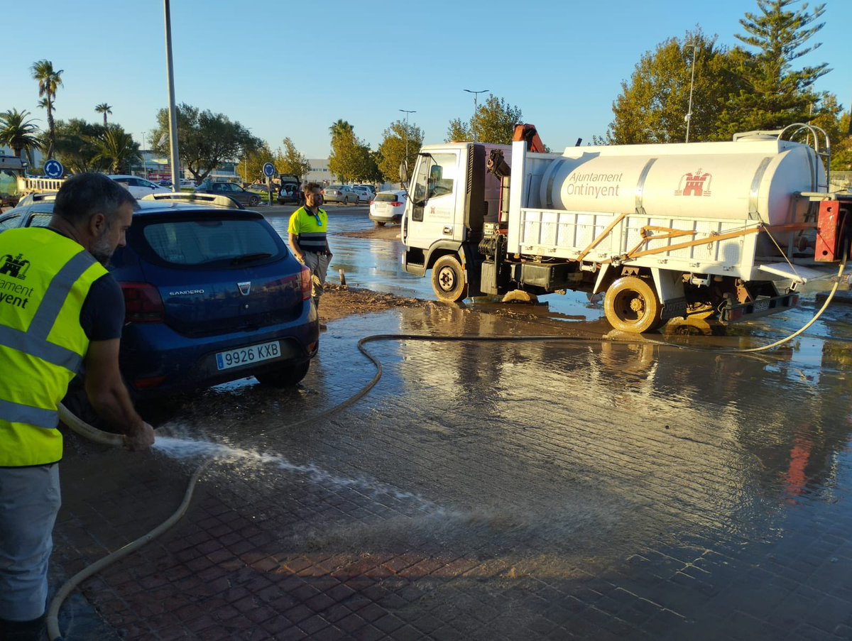 ✅A més de l’equip de voluntariat, la brigada d’obres tambe s’ha traslladat aquest dissabte a Algemesí per ajudar en les tasques de neteja i agents de la Policia Local es troben en Sedaví. ✨Gràcies també pel gran treball ✨