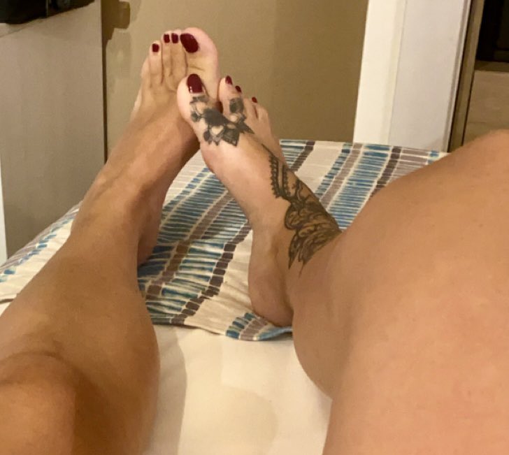 footsieGal83's tweet photo. Holiday vibes #feetpic #footfetish #feet #footlover https://t.co/jUkibvylvS