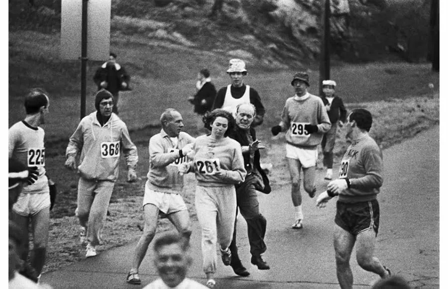honordetigre's tweet photo. 13. En 1967, Kathrine Switzer se convirtió en la primera mujer en terminar el Maratón de Boston, a pesar de los intentos de los organizadores de la carrera de impedirle competir. https://t.co/LFL0Zmd8xY
