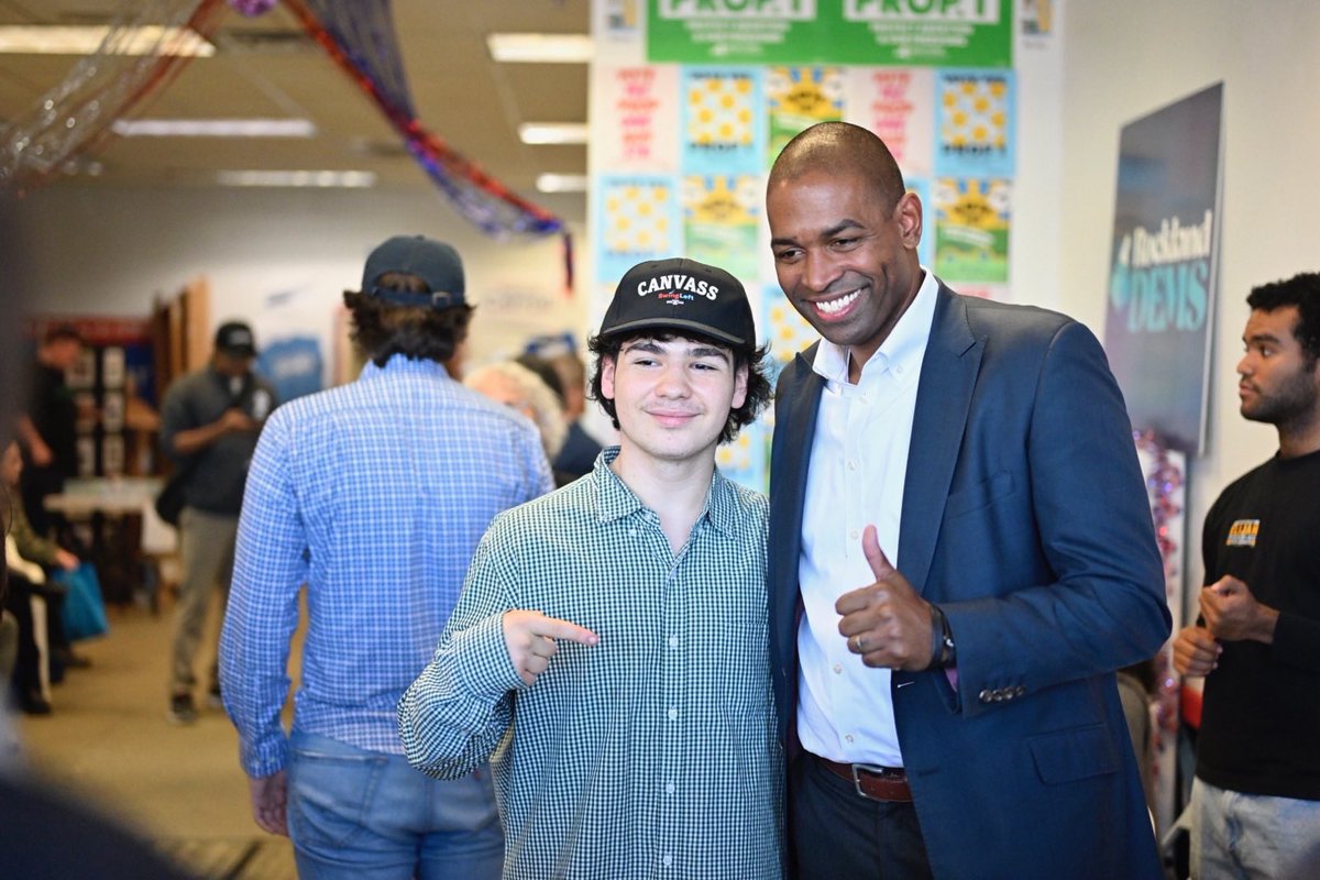 Keeping the energy going in #NY17, with my friend <a href="/MondaireJones/">Mondaire Jones</a>! 

Love seeing everyone rolling up their sleeves and meeting the moment with moral clarity.