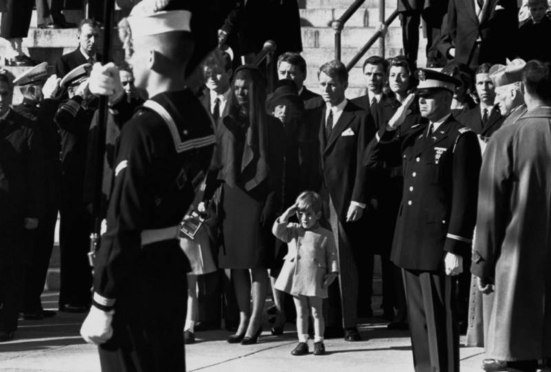 honordetigre's tweet photo. 16. John F. Kennedy Jr. en el funeral de estado de su padre, noviembre de 1963 https://t.co/iKLSRefSob