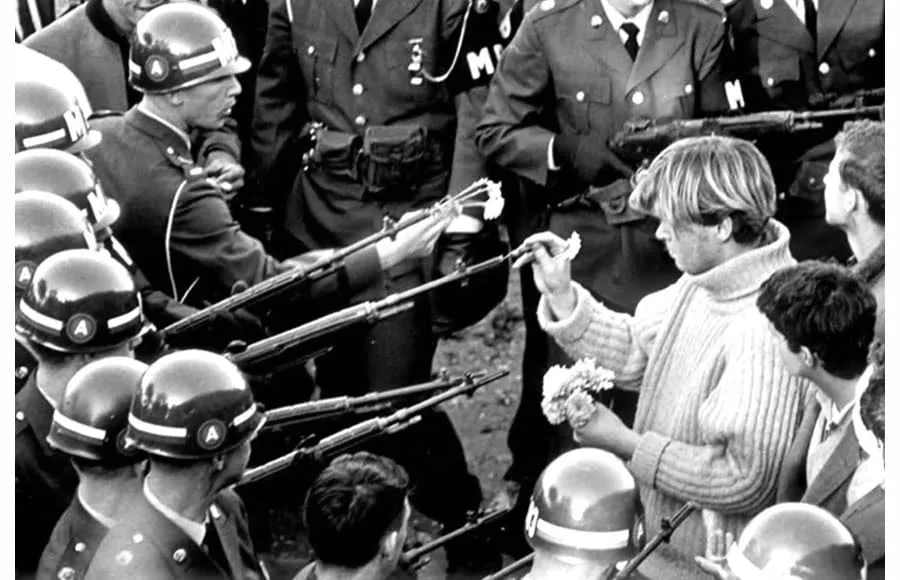 honordetigre's tweet photo. 17. “Flower Power” es una fotografía de Bernie Boston en 1967 durante una protesta contra la guerra de Vietnam. https://t.co/Anj9UGpx9B