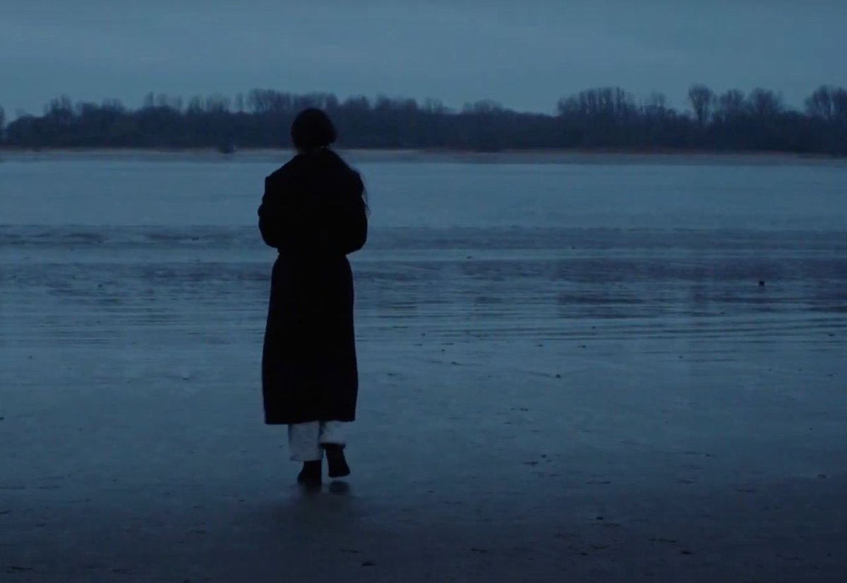 Uzlet; bir köşeye çekilip toplumdan, insanlardan uzak, yalnız başına yaşamak demektir.

Arapça azl “uzaklaşmak, ayrılmak” kökünden gelen sözcük, arınma anlamına da gelir. 

Her şeyin birbirine karıştığı zamanlarda uzlet en iyi hâldir.