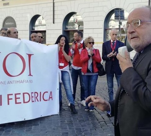 <a href="/FedeAngeli/">Federica Angeli</a> #NoiconFederica era il 2018 #NoiAssociazioneAntimafia con <a href="/BeppeGiulietti/">Beppe Giulietti</a>