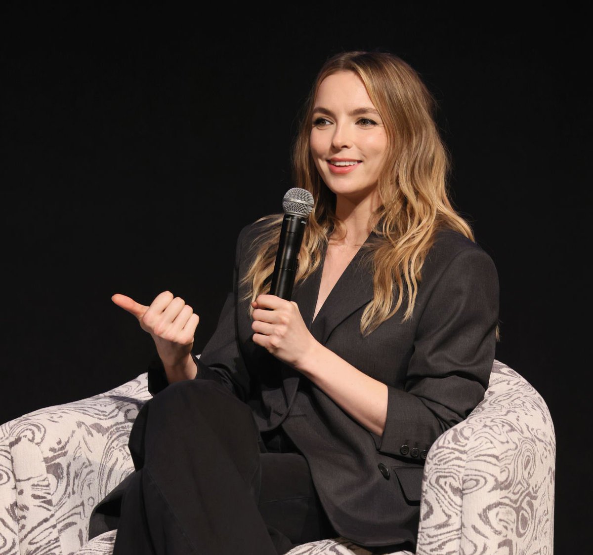 housebytheoce4n's tweet photo. oh my god jodie in a suit https://t.co/xCAJO4PdMw