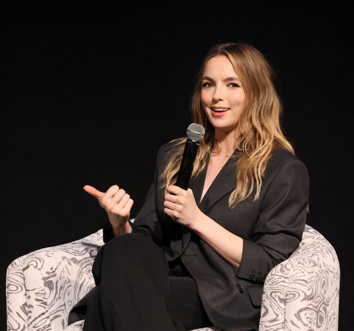 housebytheoce4n's tweet photo. oh my god jodie in a suit https://t.co/xCAJO4PdMw