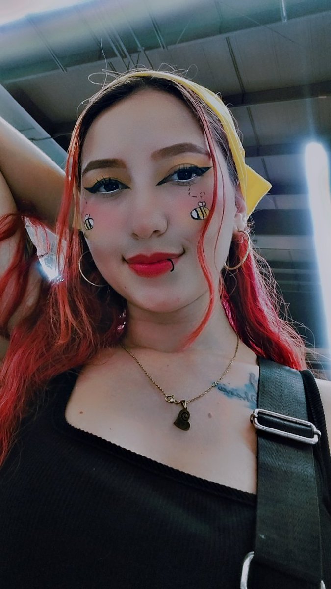 RojaReznicov's tweet photo. 🐝🖤 https://t.co/DuOwotwx75