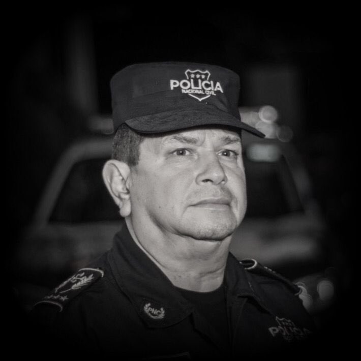 agentesazules's tweet photo. Hoy es el día de los Santos difuntos, en el cual se conmemora y recuerda a nuestros amigos y seres queridos que dijeron adiós. 

Pero nuestro héroe, Mauricio Arriaza Chicas será recordado siempre con mucho cariño y respeto por parte de todos los salvadoreños. 

Un hombre que entregó su vida entera para servir a su país, se adelantó en el camino sin retorno pero nos dejó un legado a nosotros y a las nuevas generaciones.