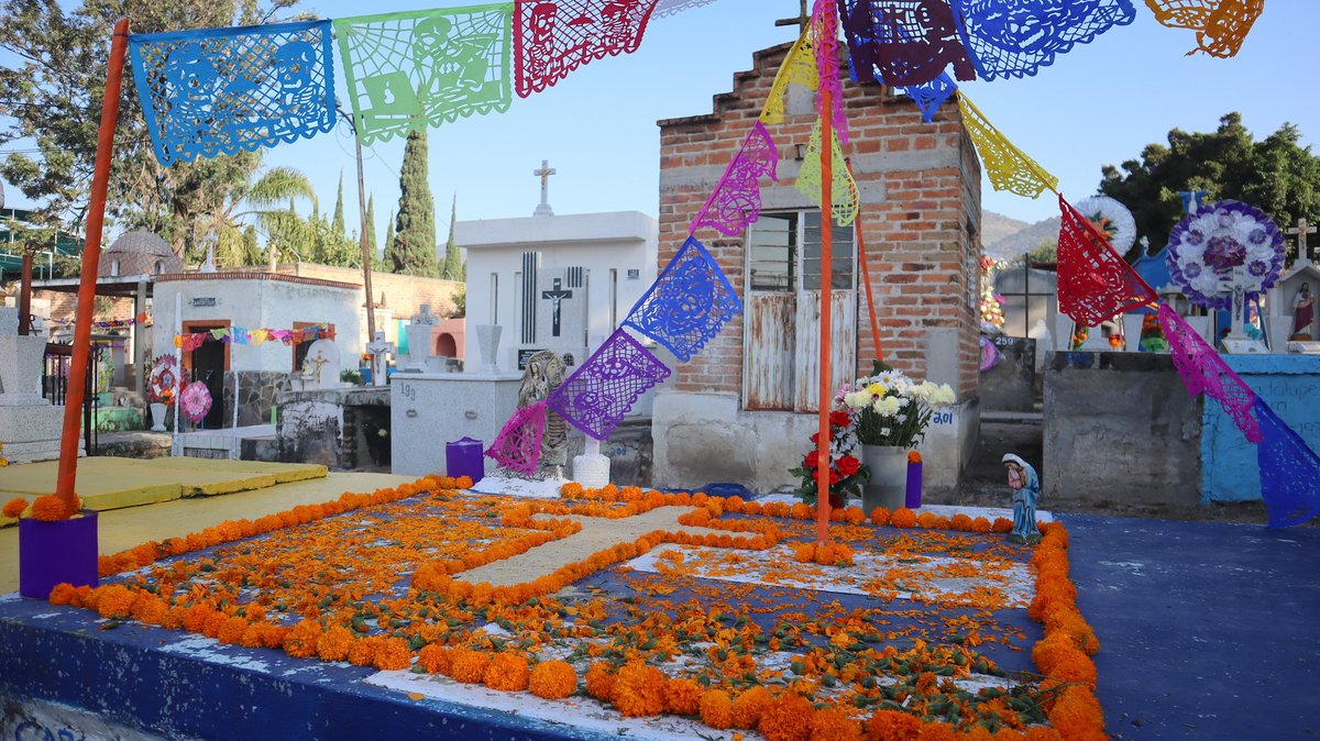 El Día de Muertos es más que una tradición, es un vínculo eterno con quienes amamos. Mantener viva esta celebración en Tlajomulco es honrar nuestras raíces y pasar a las nuevas generaciones el amor y respeto por quienes ya partieron.