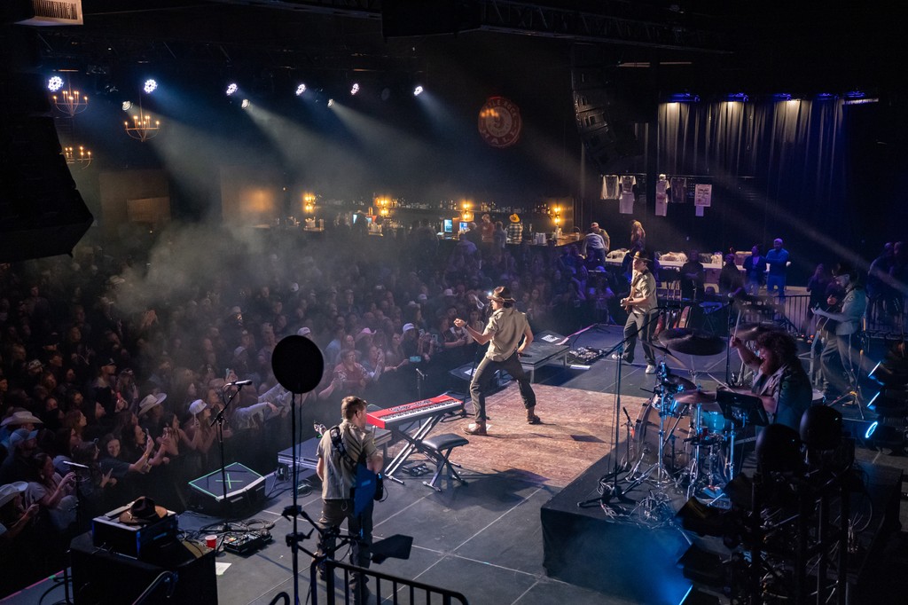 'What would you do' if you saw Tucker Wetmore at a #soldout gig! Thursday night was so so fun! Were you there?

📷️ @rpr3ish